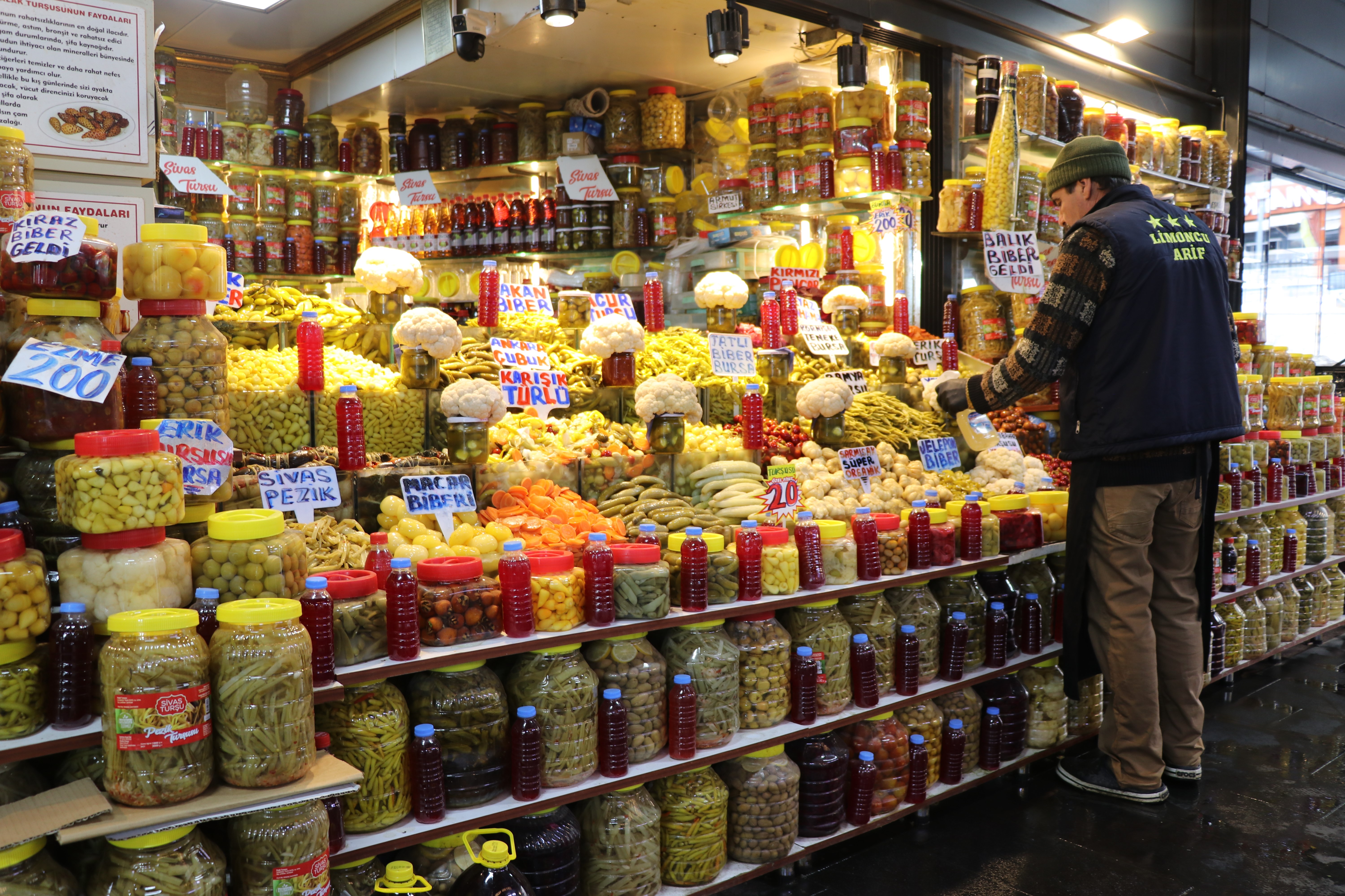 Sivas’ta Turşu Mevsimi Başladı: Renkli Tezgâhlar Göz Kamaştırıyor