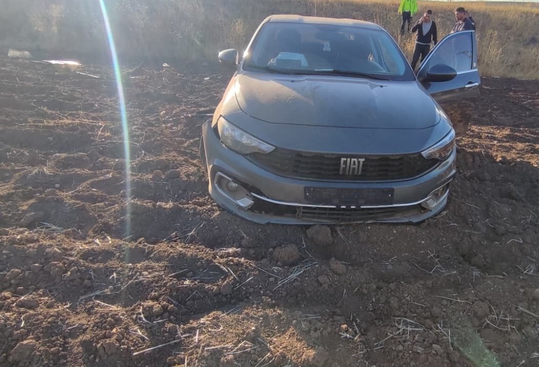 Otomobil Tarlaya Savruldu: 2 Yaşındaki Çocuk Yaralandı