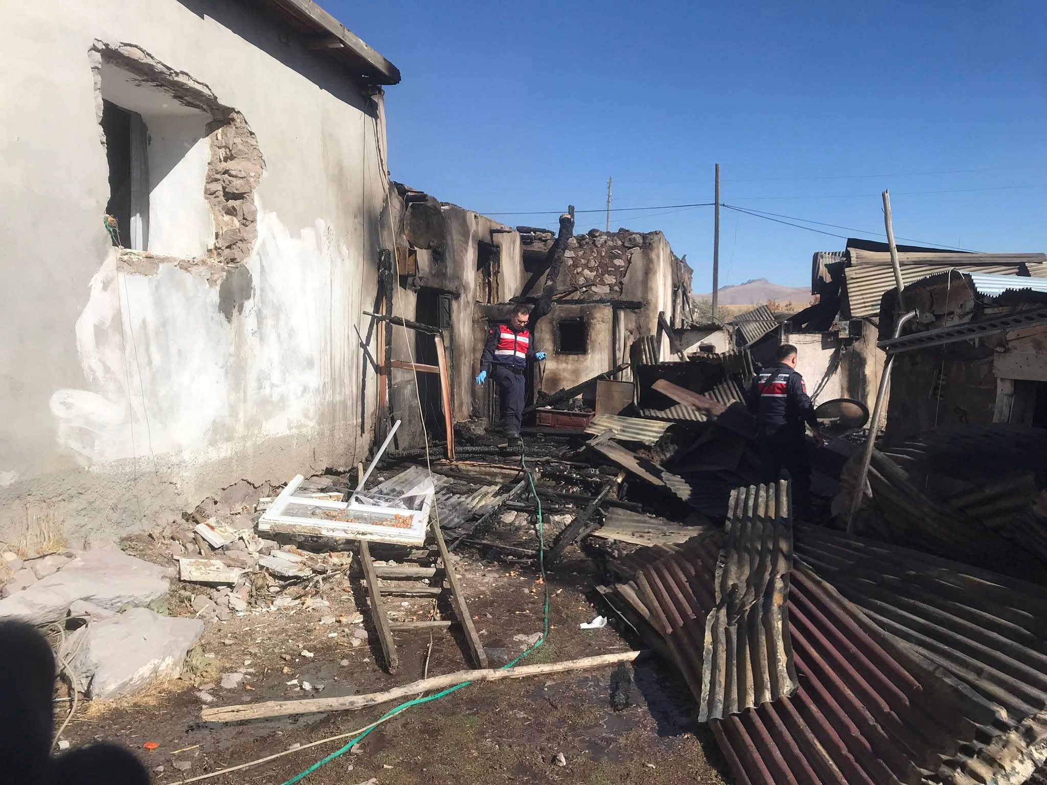 Sivas’ta Korkutan Yangın: İki Ev Küle Döndü