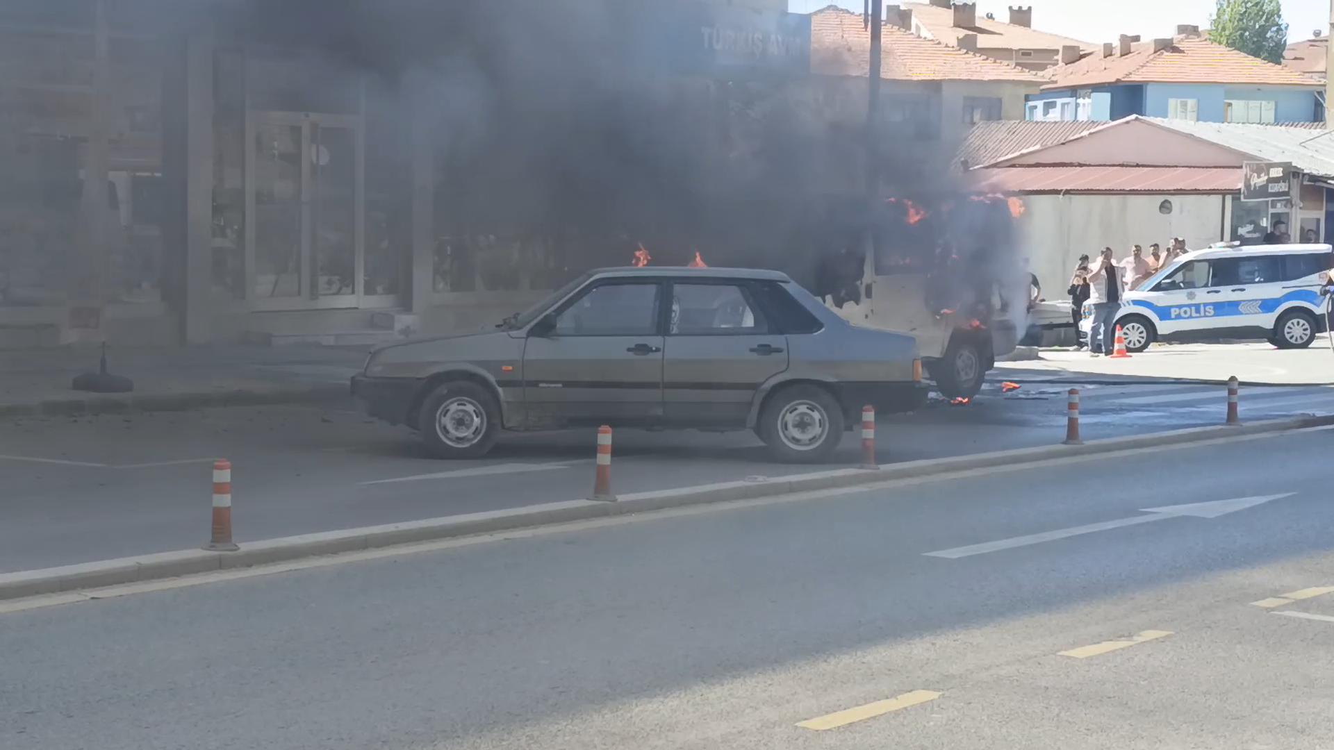Sivas'ta Park Halindeki Araç Yandı