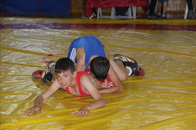 MİNİK GÜREŞÇİLER UMUT VERDİ