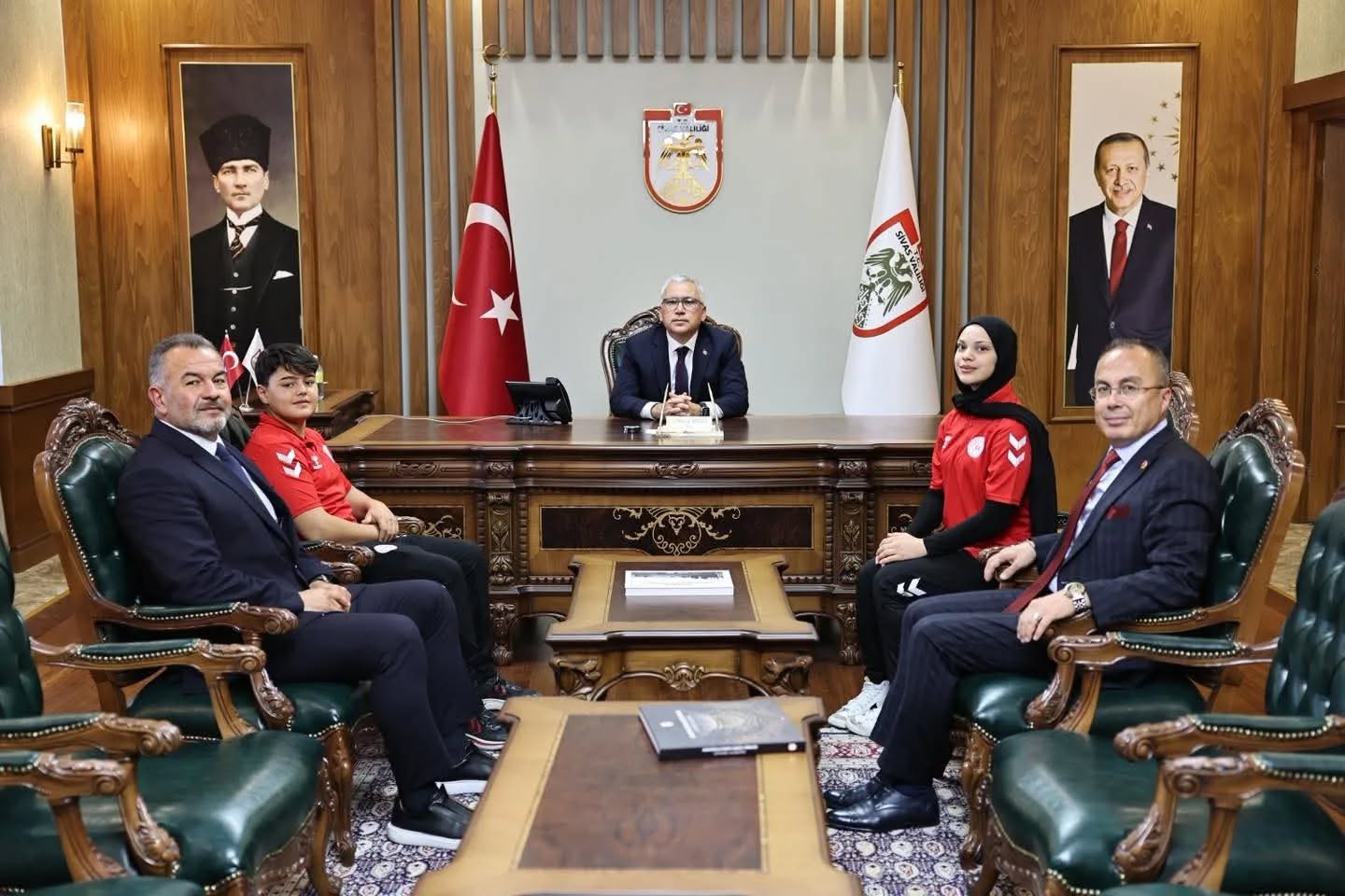 Sivas'ın Başarılı Sporcuları Vali Şimşek'i Ziyaret Etti