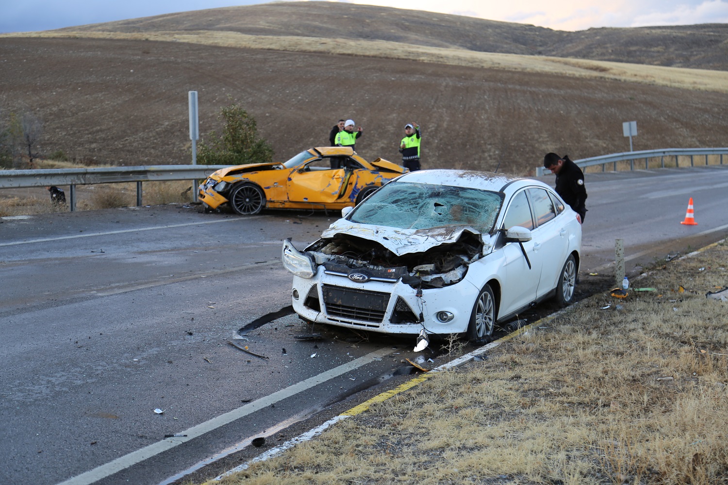 Sivas'ta İki Araç Kafa Kafaya Girdi