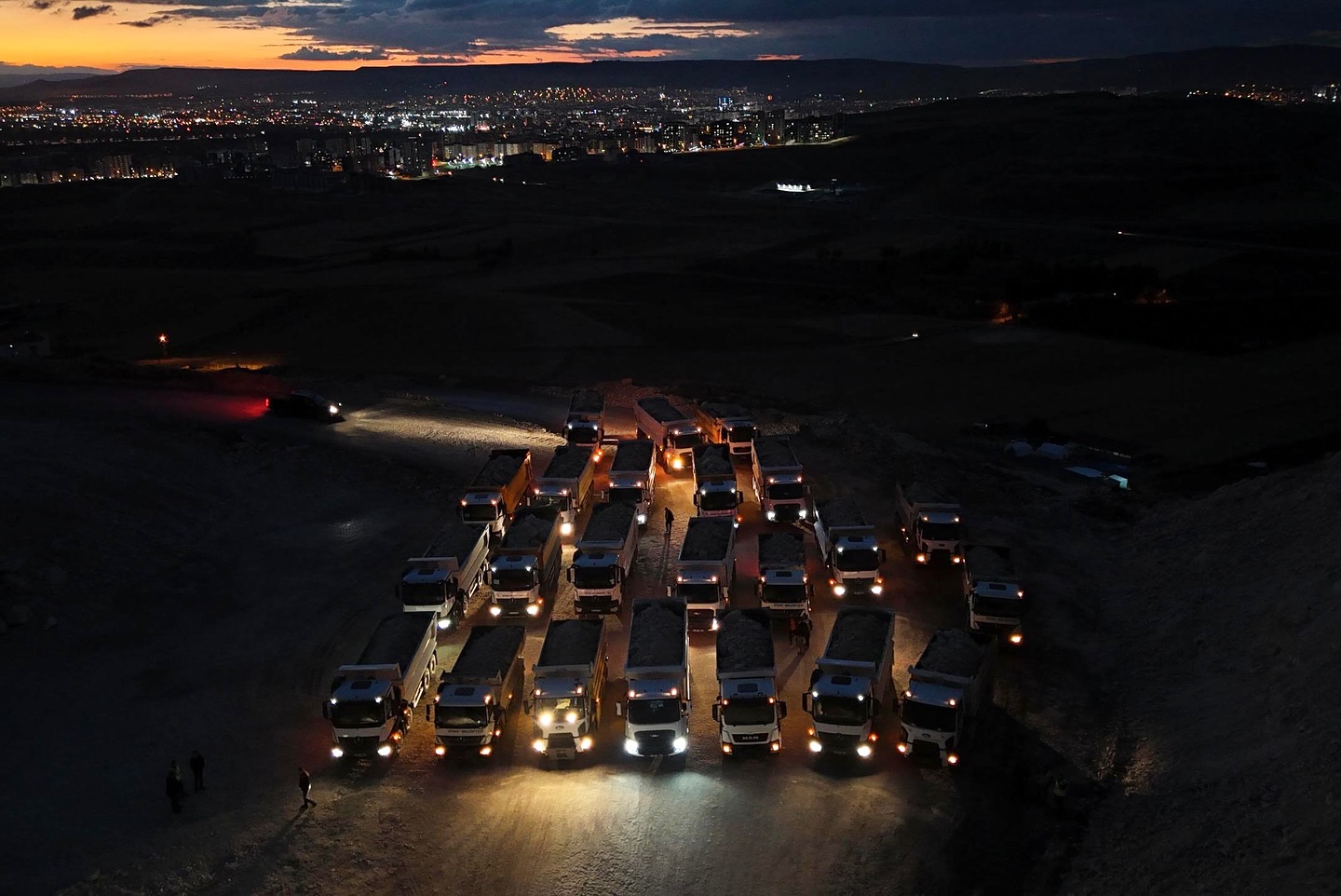 Sivas’ta Kamyonlar Gece Mesaisinde