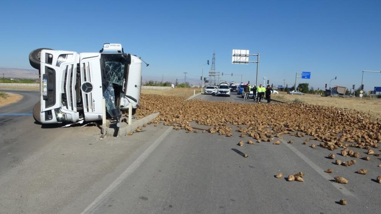 Sivas Karayolunda Pancar Yüklü Tır Devrildi :1 Yaralı