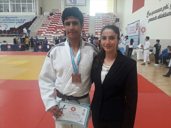 ANTRENÖR ŞATIROĞLU KUTLADI