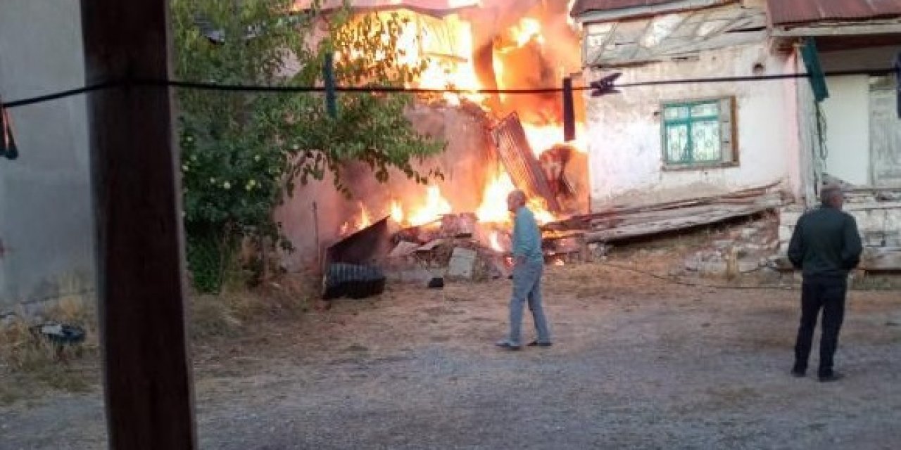 Sivas'ta Köyde Korkutan Yangın: 2 Ev, Ahır ve Samanlık Yandı