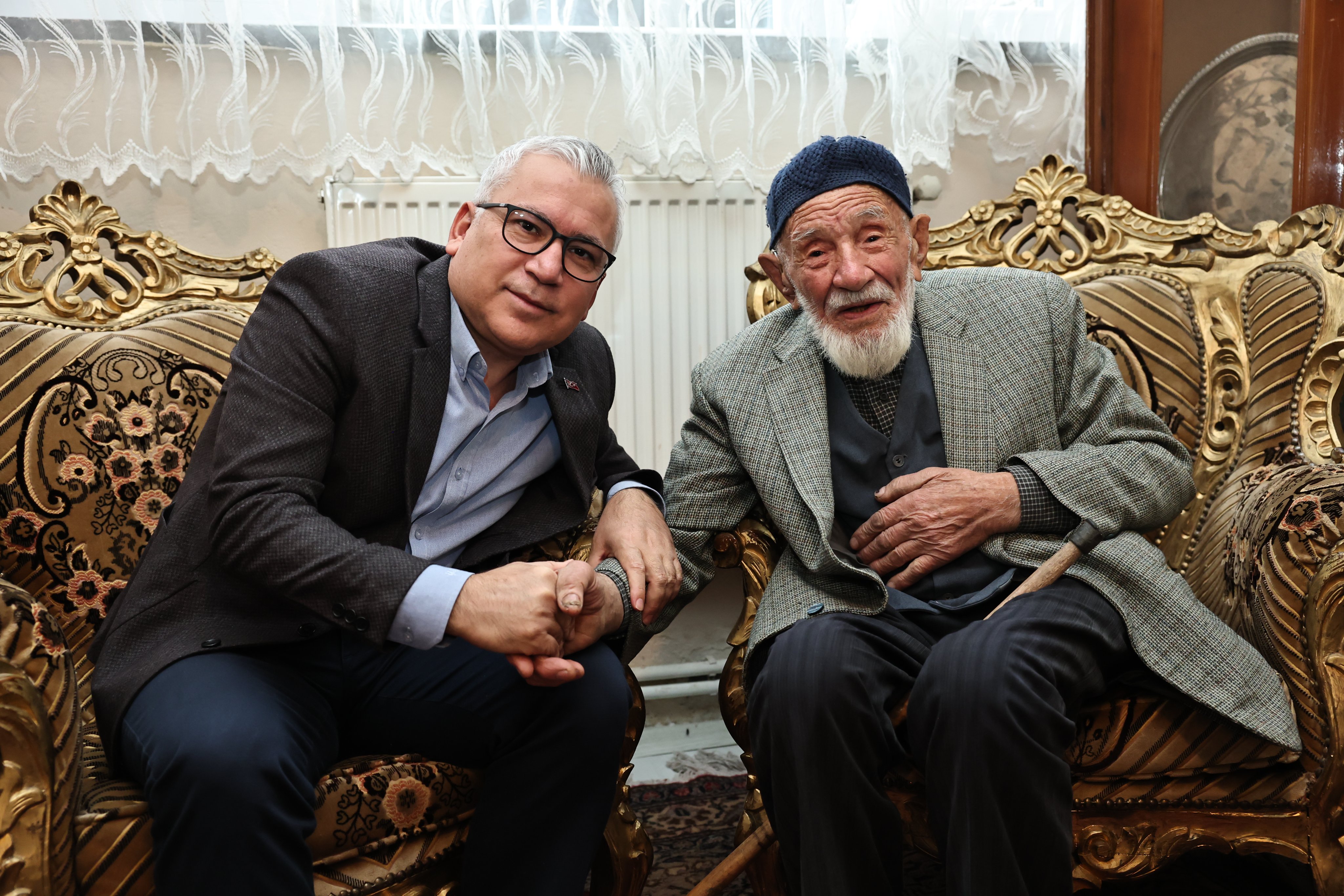 Sivas Valisi’nden Asırlık Çınara Anlamlı Ziyaret