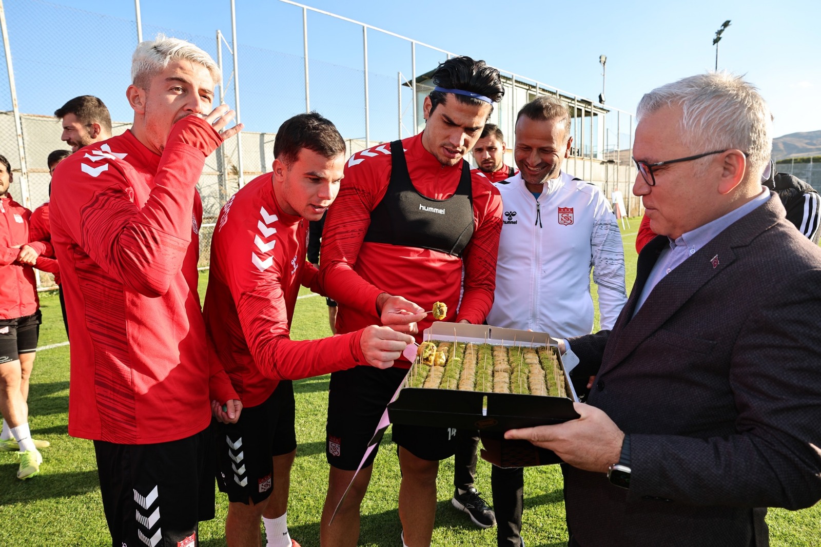 Vali Şimşek’ten Sivasspor’a moral