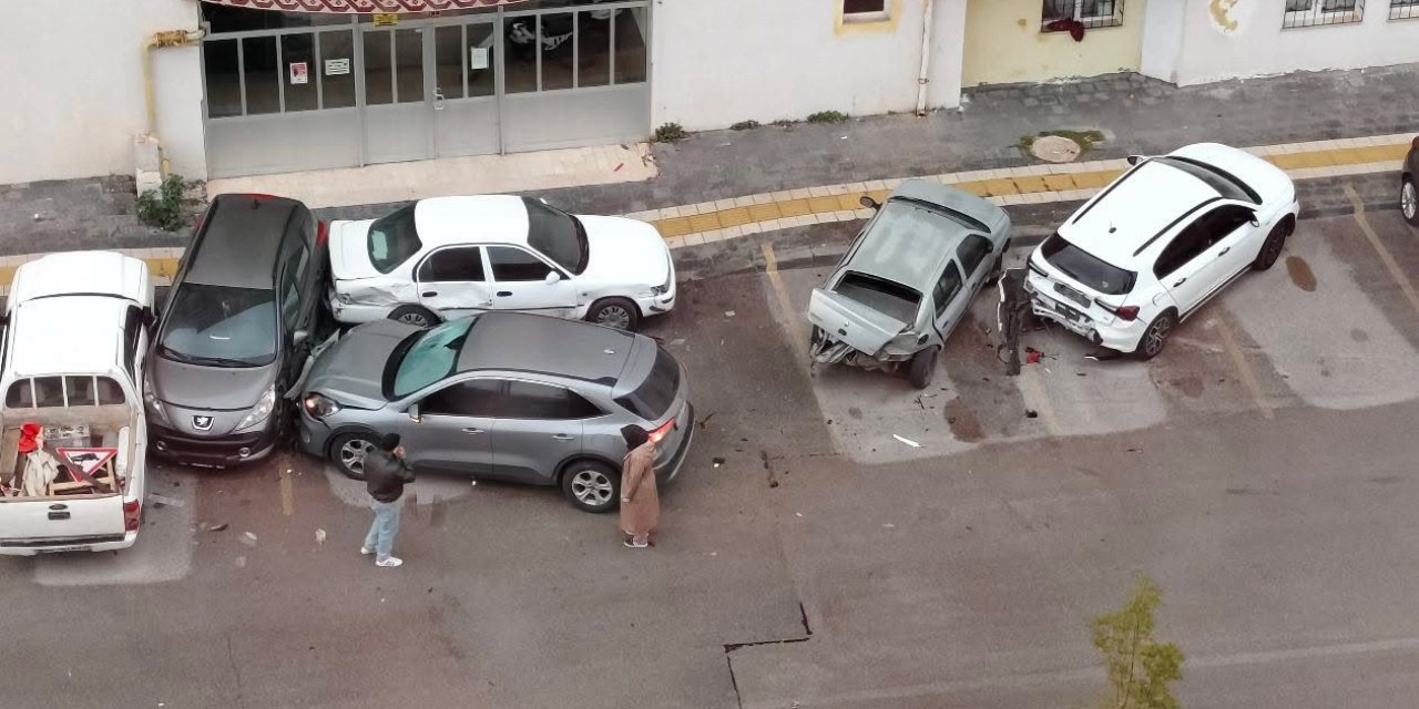 Sivas'ta otomobil park halindeki araçları biçti