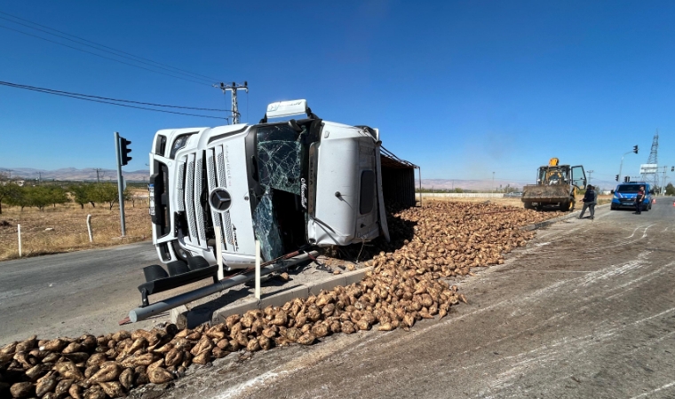 Malatya-Sivas Karayolu’nda Pancar Yüklü TIR Devrildi