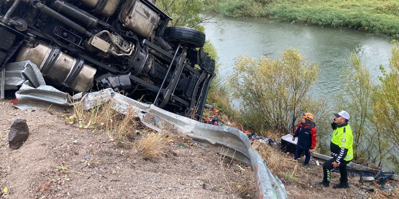 Sivas'ta devrilen TIR'ın sürücüsü güçlükle kurtarıldı