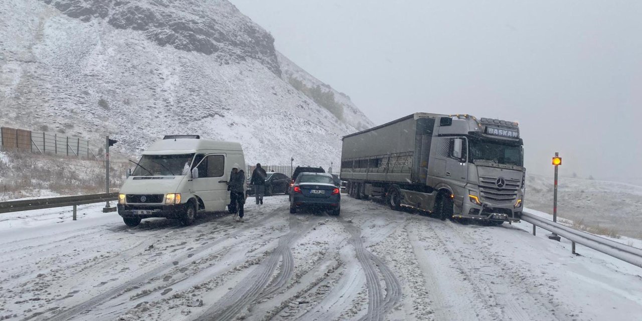 Sivas'ta kar ulaşımı aksattı