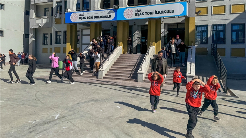 Afetlere karşı okullarda eş zamanlı tahliye tatbikatı