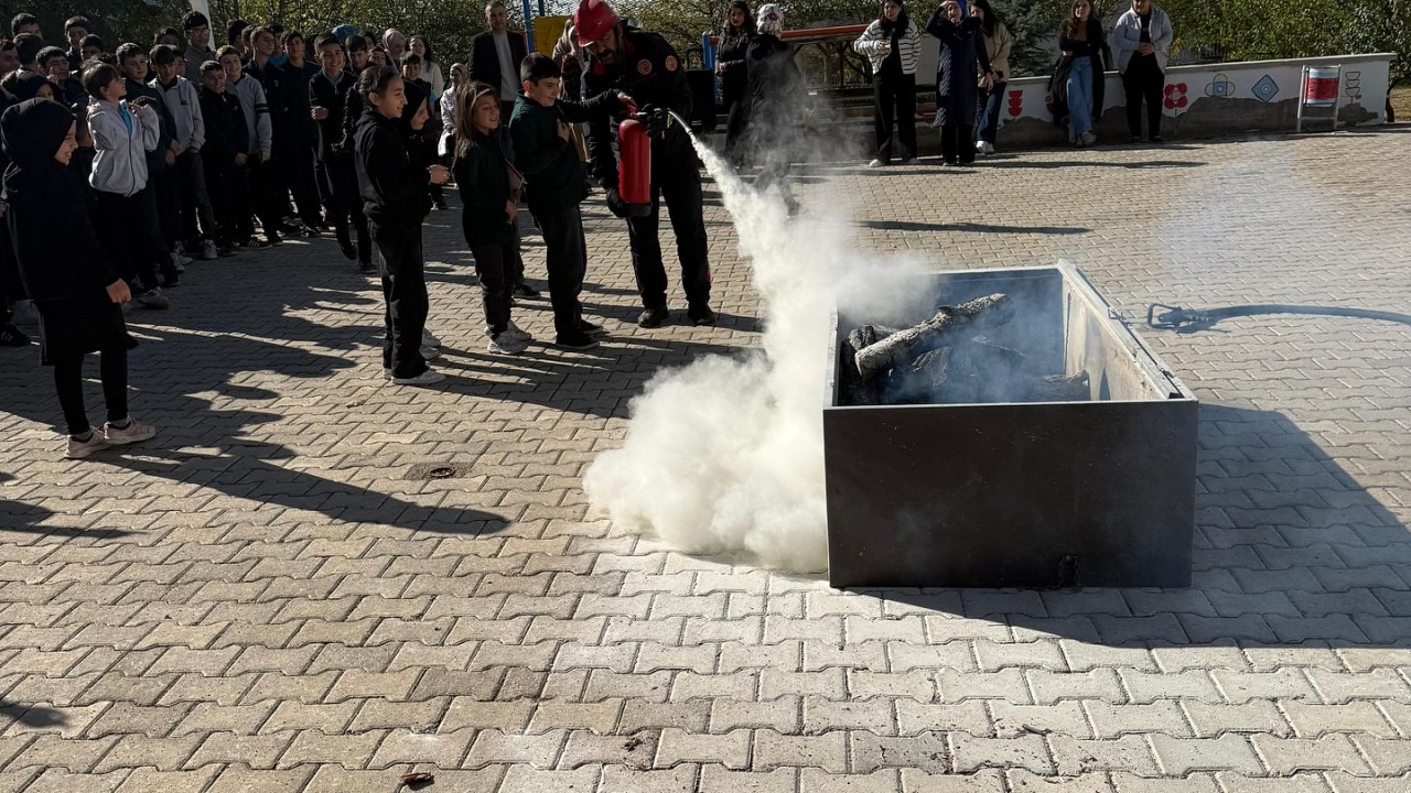 Koyulhisar’da Öğrencilere Yangın Eğitimi