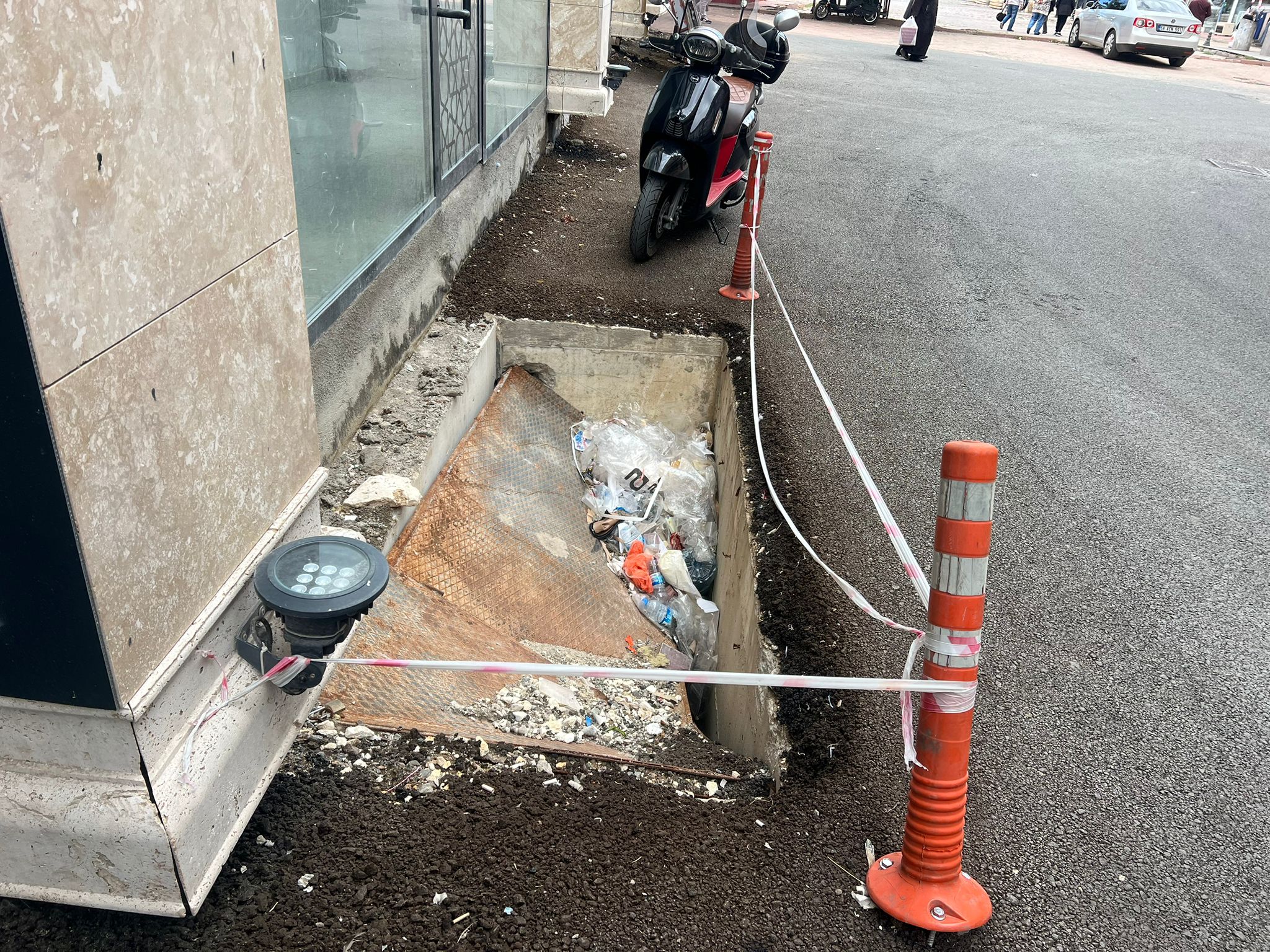 Sivas’ta Vakıflar İşhanı Önündeki Çukur Tehlike Saçıyor