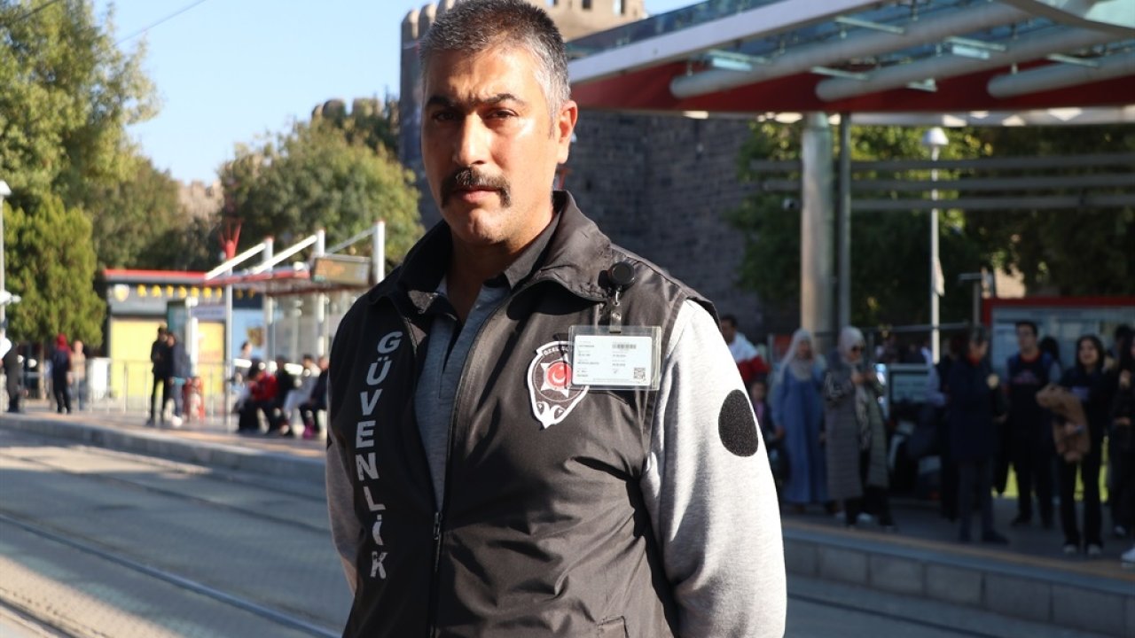 Tramvay Raylarına Düştü, Güvenlik Görevlisi Hayatını Kurtardı