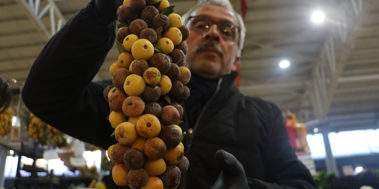 Sivas’ta Kışın Şifa Meyvesi: Üvez Tezgâhlarda Yerini Aldı