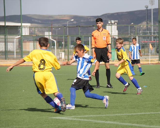 ÖZÇELİK DİKKAT ÇEKİYOR