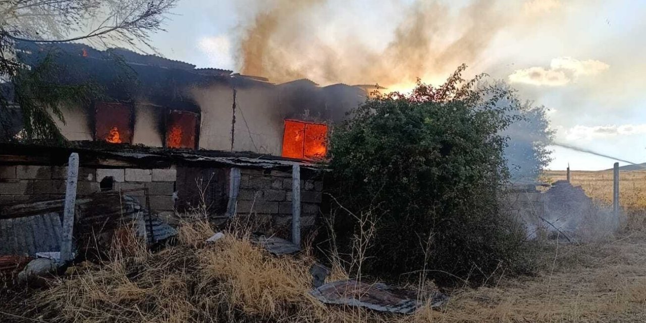 Sivas'ta yangın evi kül etti