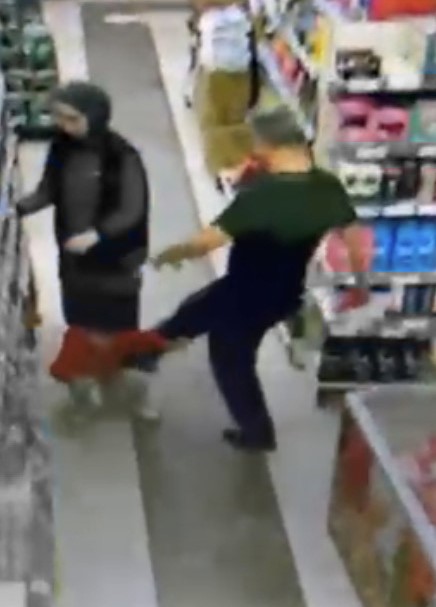 Markette şok eden görüntü, minicik çocuğu tekmeledi