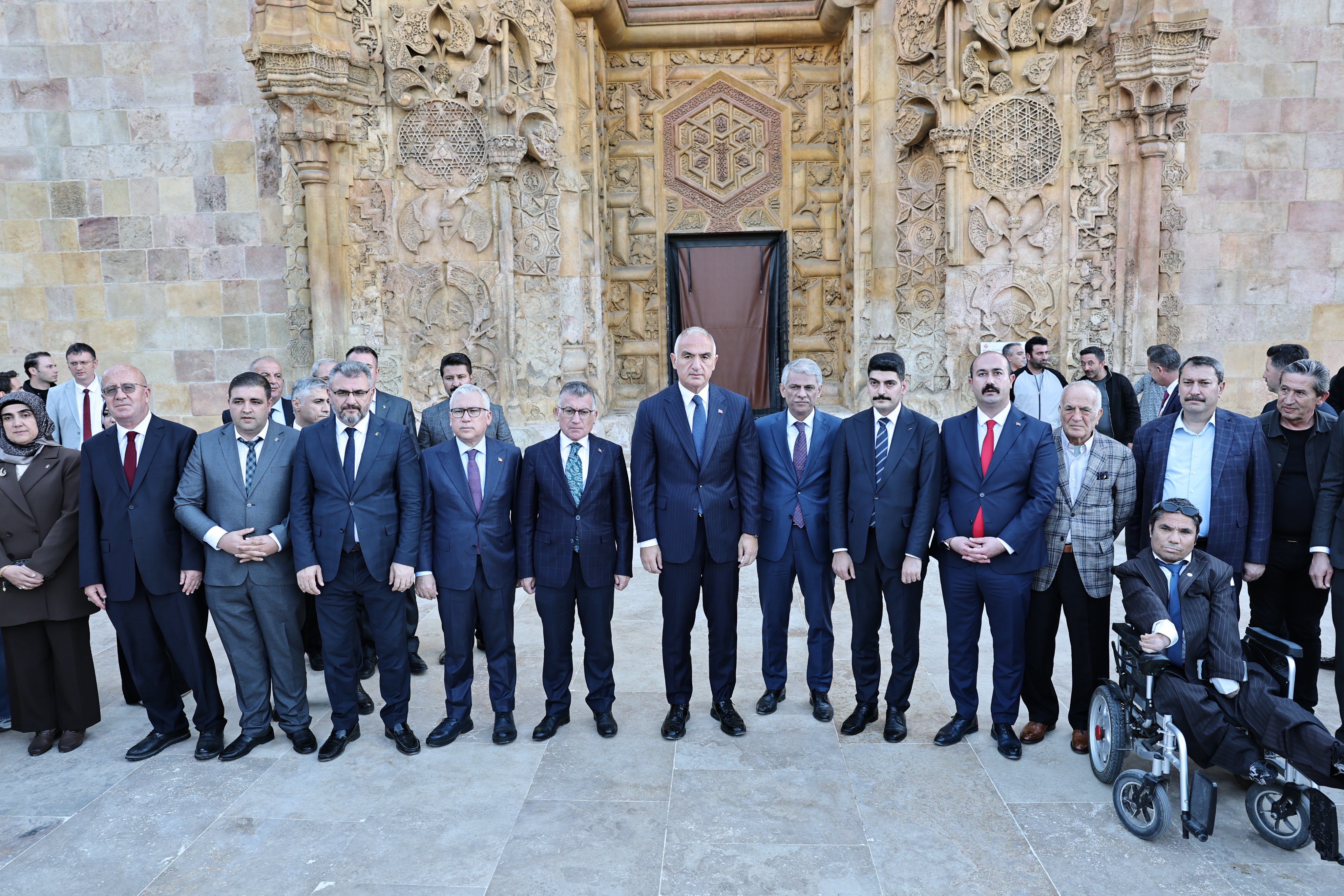 Bakan Ersoy Divriği Ulu Cami ve Darüşşifası’nda 800 yıllık mirası inceledi