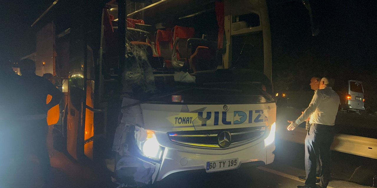 Sivas'ta yolcu otobüsünün karıştığı kaza ucuz atlatıldı