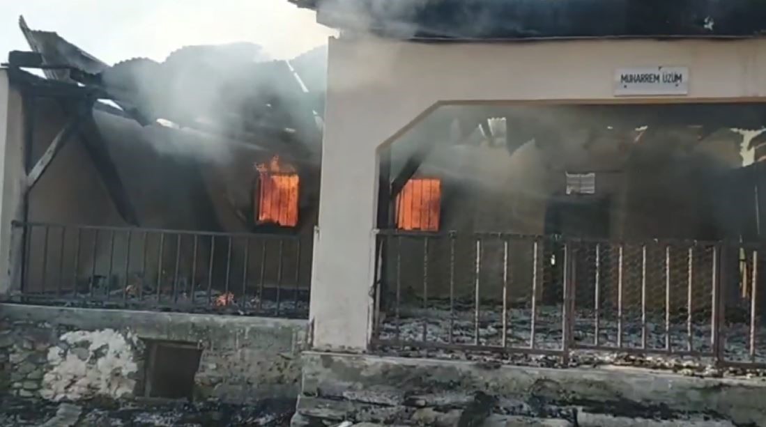 Sivas'ta geceyi alevler aydınlattı: 2 ev, 2 samanlık kül oldu