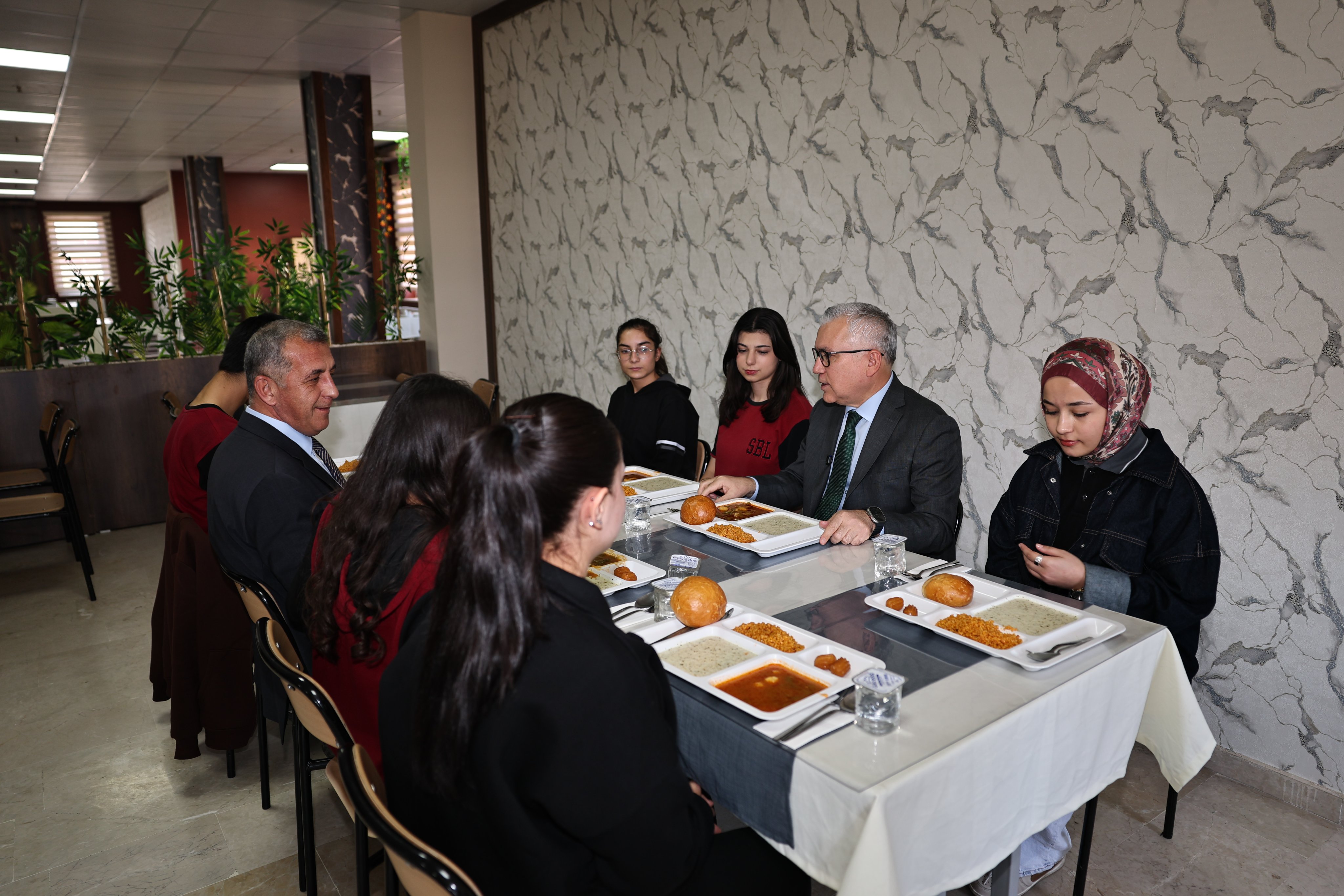 Vali Şimşek, öğrencilerle aynı sofrada buluştu