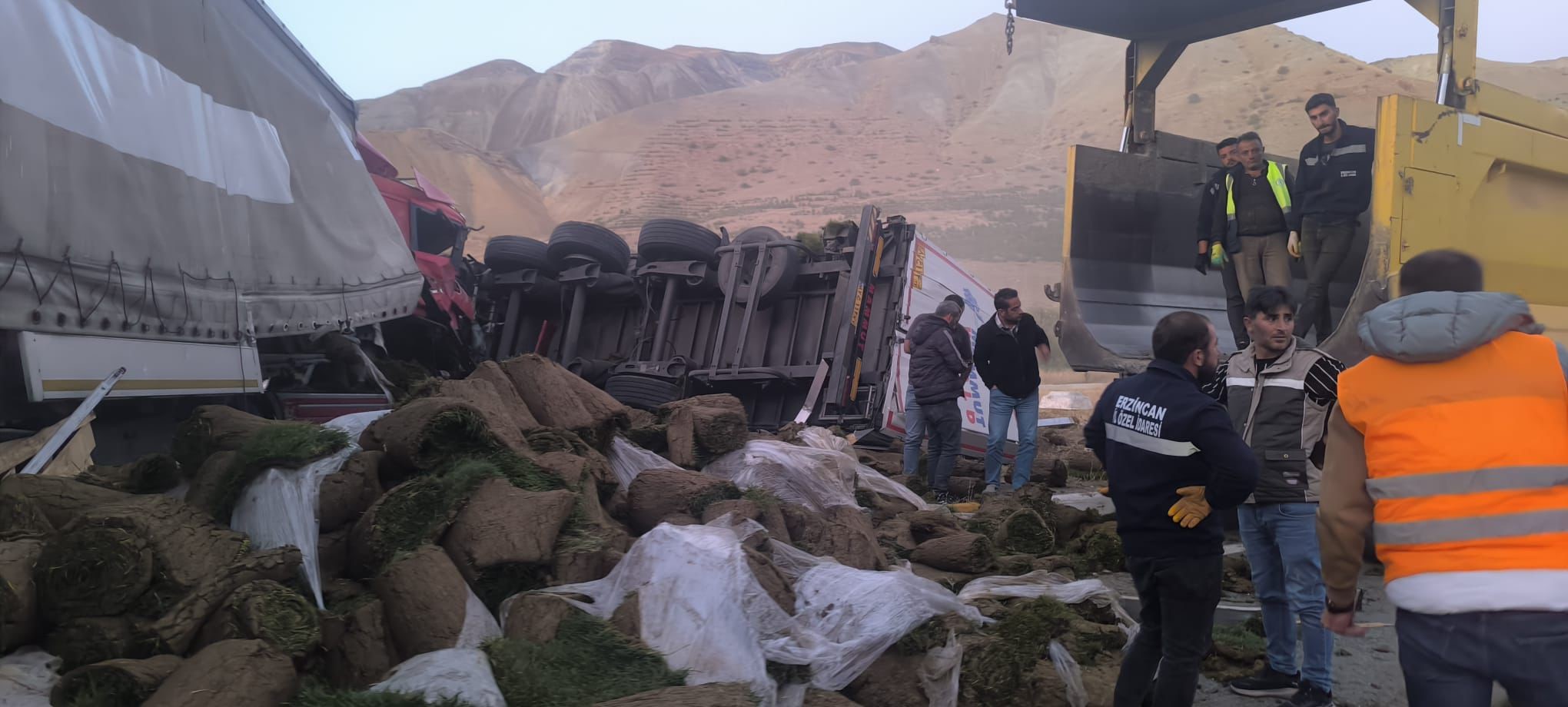 Sivas Yolunda iki Tır Kafa Kafaya Çarpıştı, Yaralılar Var