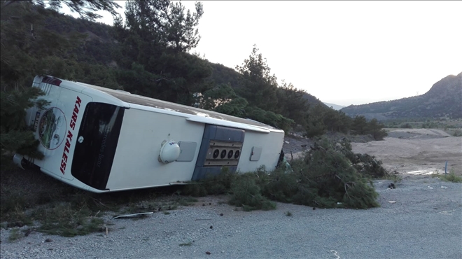 TRAKTÖRLE ÇARPIŞAN YOLCU OTOBÜSÜ DEVRİLDİ:27 YARALI