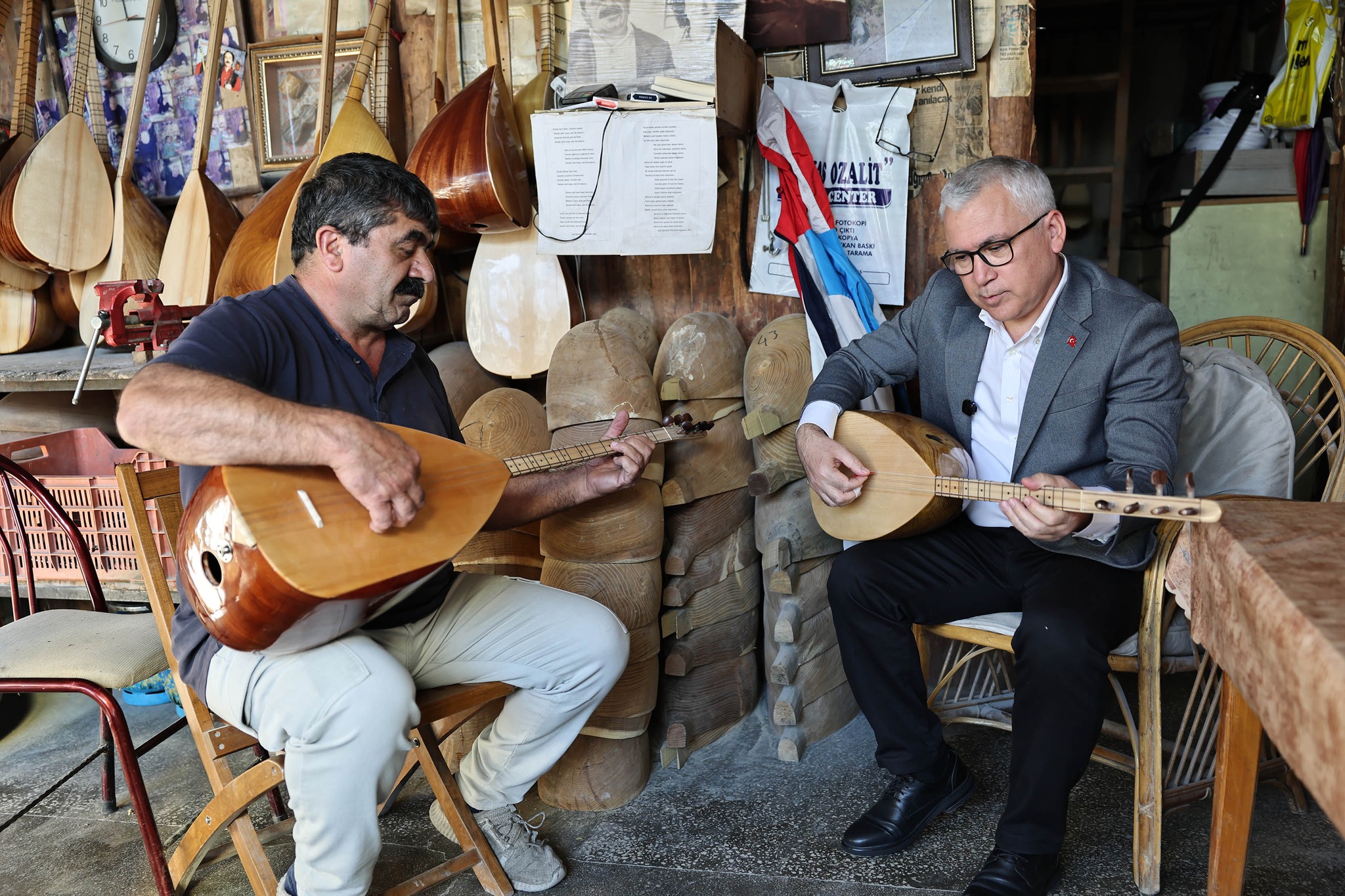Vali Şimşek Sazı Eline Aldı!