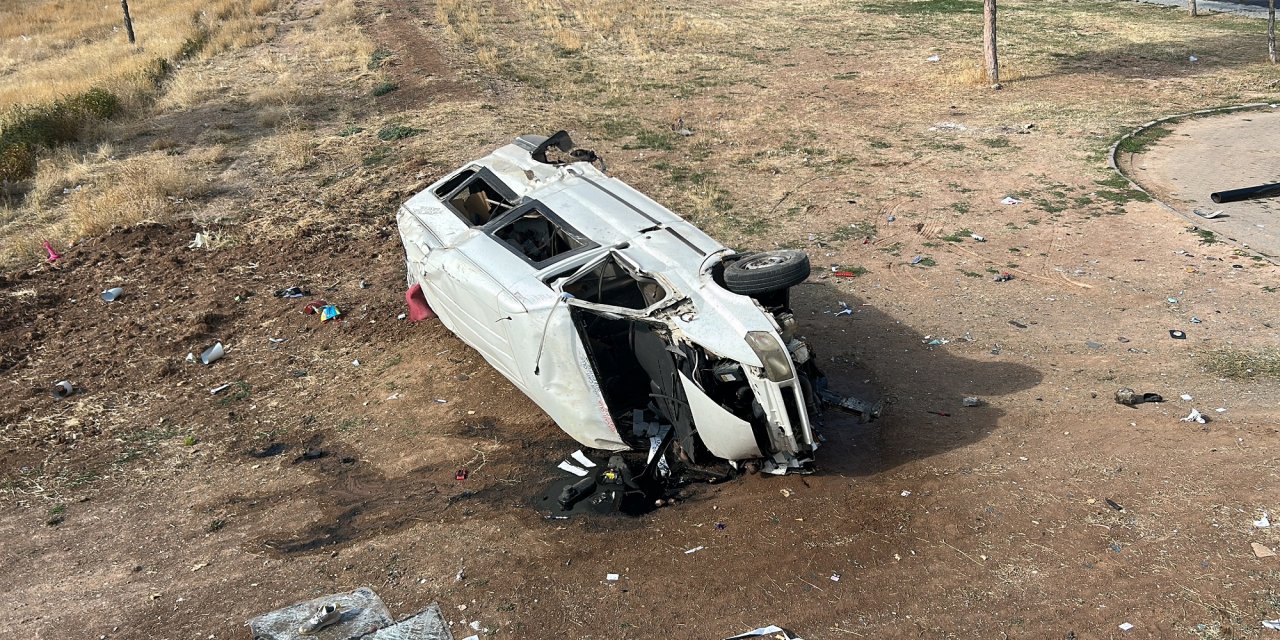 Sivas'ta minibüs istinat duvarından uçtu: 1'i ağır, 4 yaralı