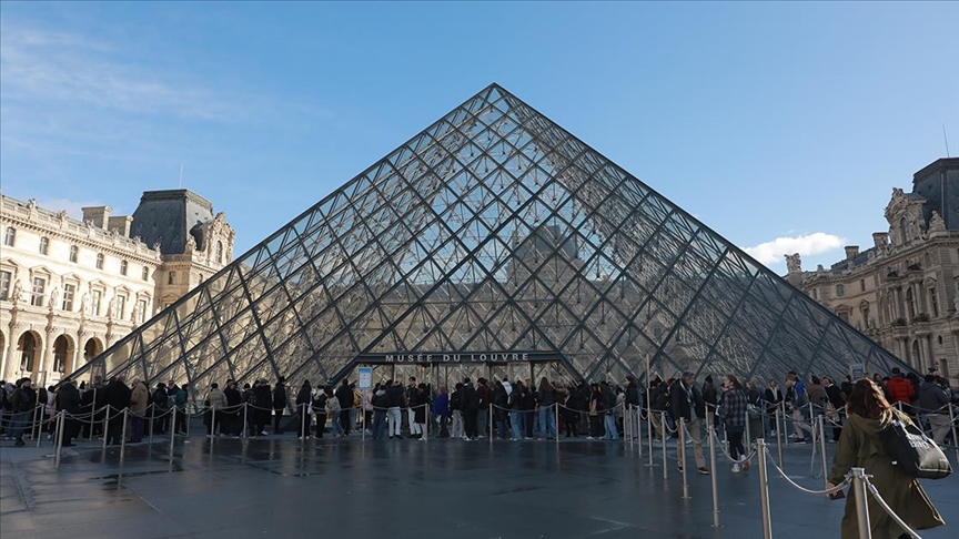 Fransa'da Louvre Müzesi'nden tarihi mücevherler çalındı