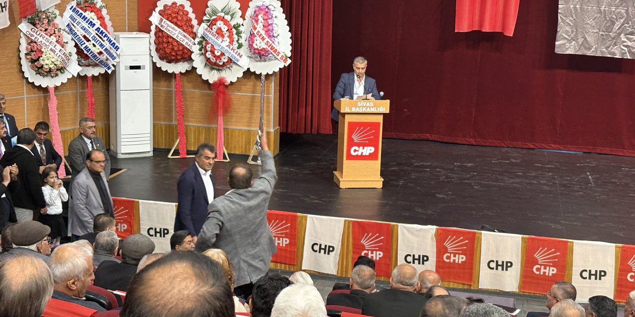 Sivas'ta CHP kongresinde etek gerginliği