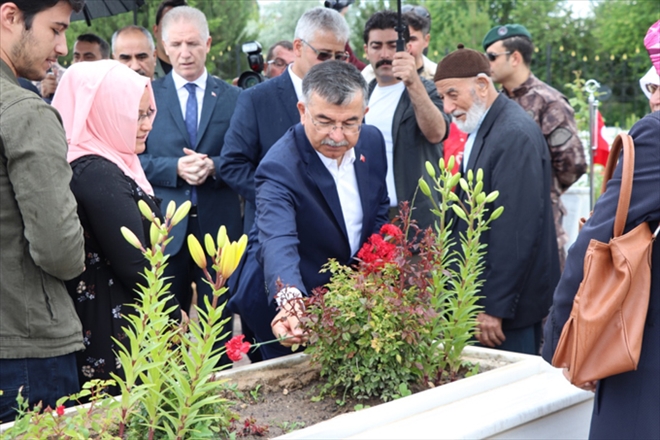 BAKAN İSMET YILMAZ´DAN ŞEHİTLİK ZİYARETİ