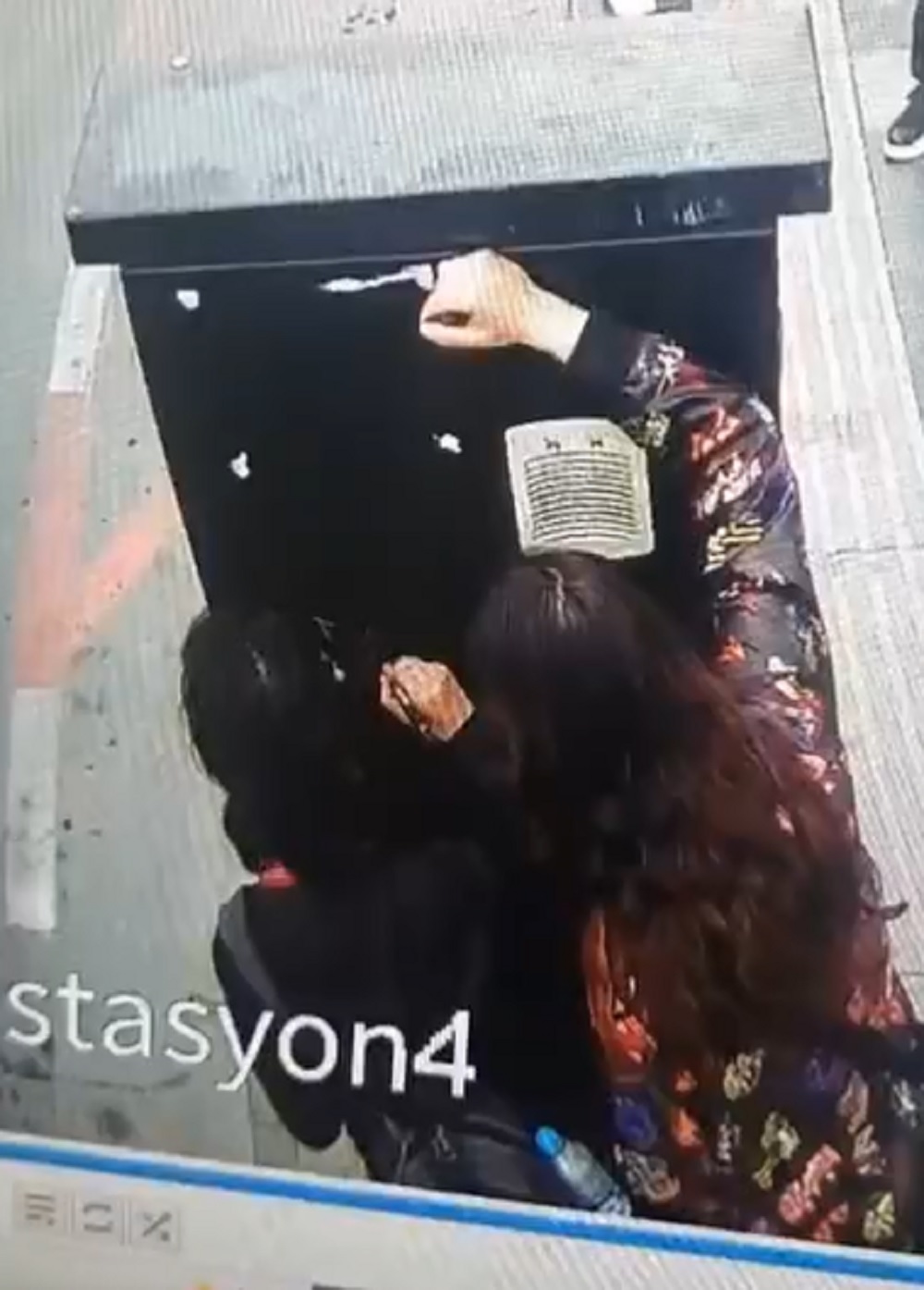 Akıllı durak tabelasına zarar verenler Sivas Belediyesi'nden kaçamadı