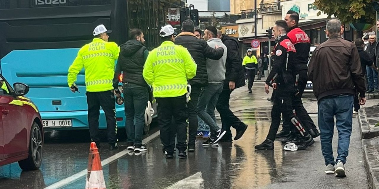 Sivas'ta bıçaklı kavga: 1 yaralı