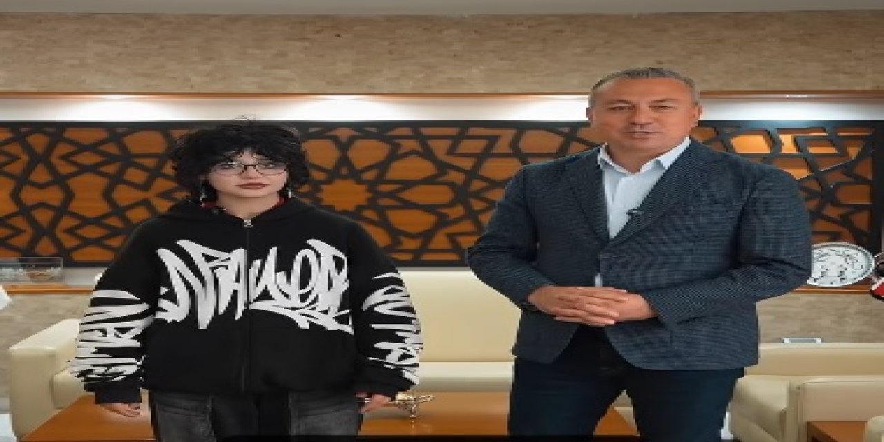 Akıllı durağa yazı yazdı, sanat alanı projesine ilham oldu