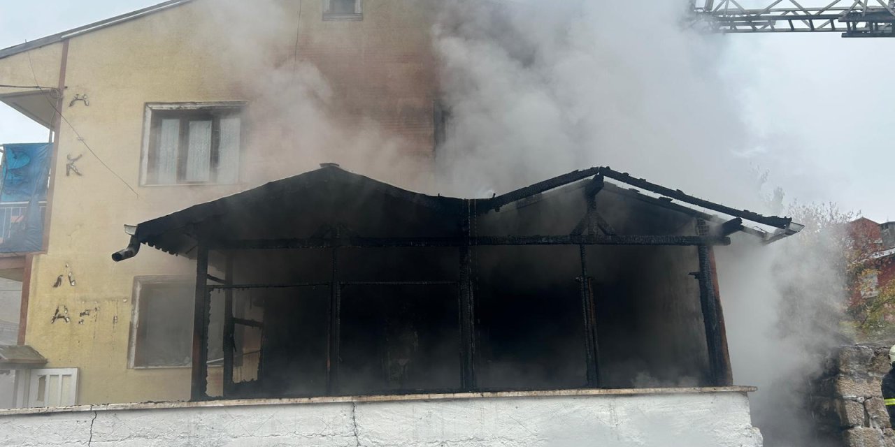 Sivas'ta kundaklanan iki katlı bina yandı, 1 gözaltı