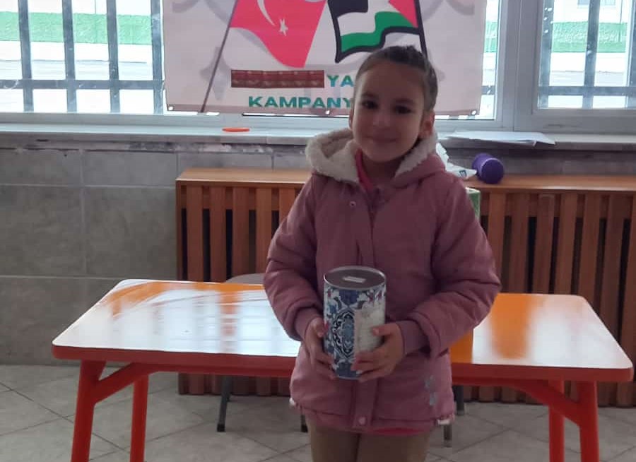 Sivas’ta Minik Erva’dan Gazze’ye Kumbaralı Destek