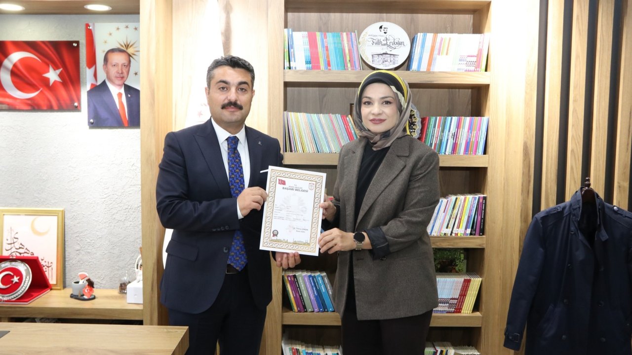 Sivas'ta Kahraman Öğretmene Başarı Belgesi