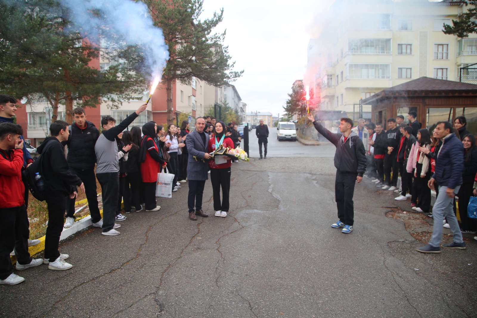 Sivas'ın Altın Kızına Okulunda Meşaleli Karşılama