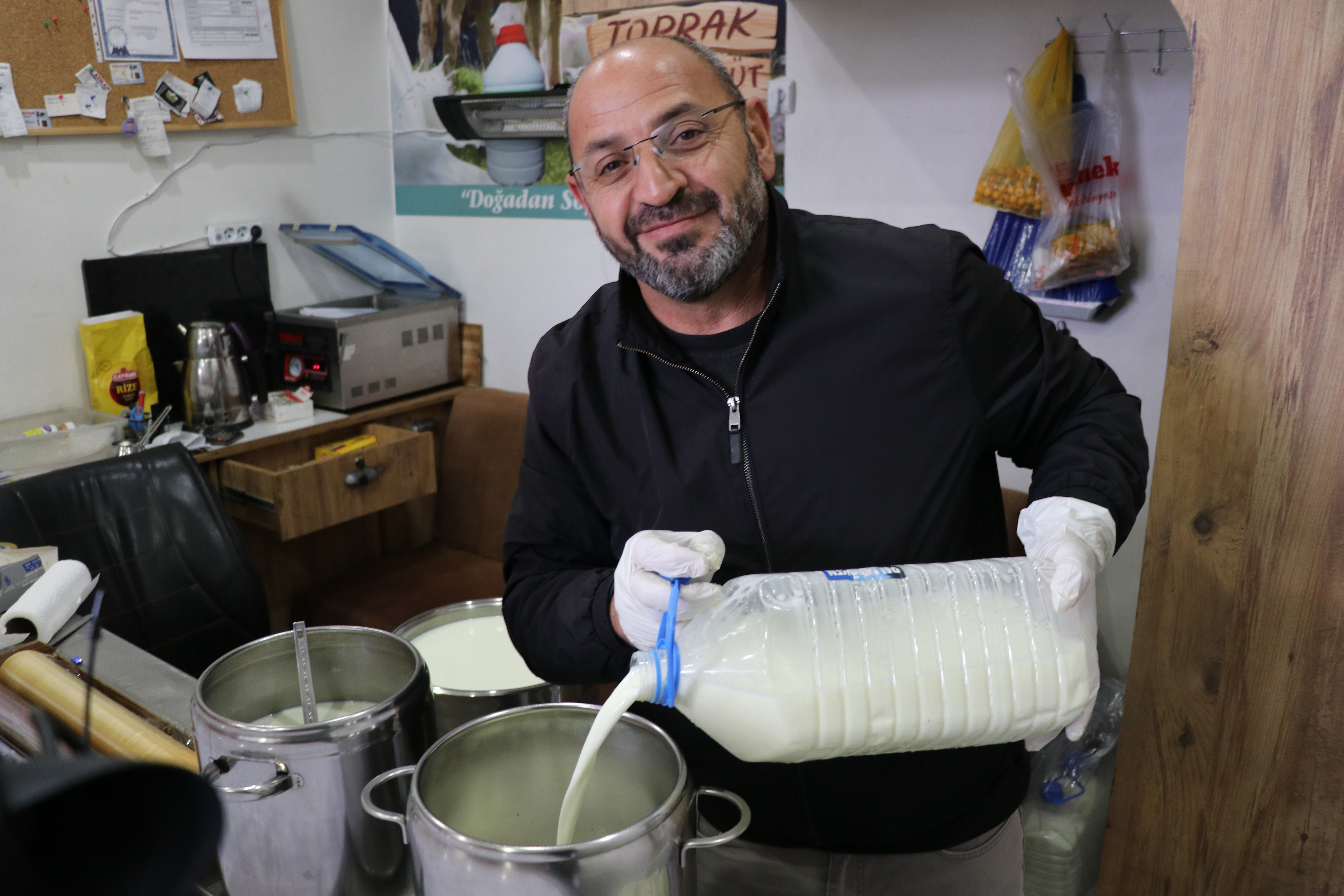 Sivaslı Esnaf  Köy Sütünü Sevdirmek İçin Bakın Ne Yaptı