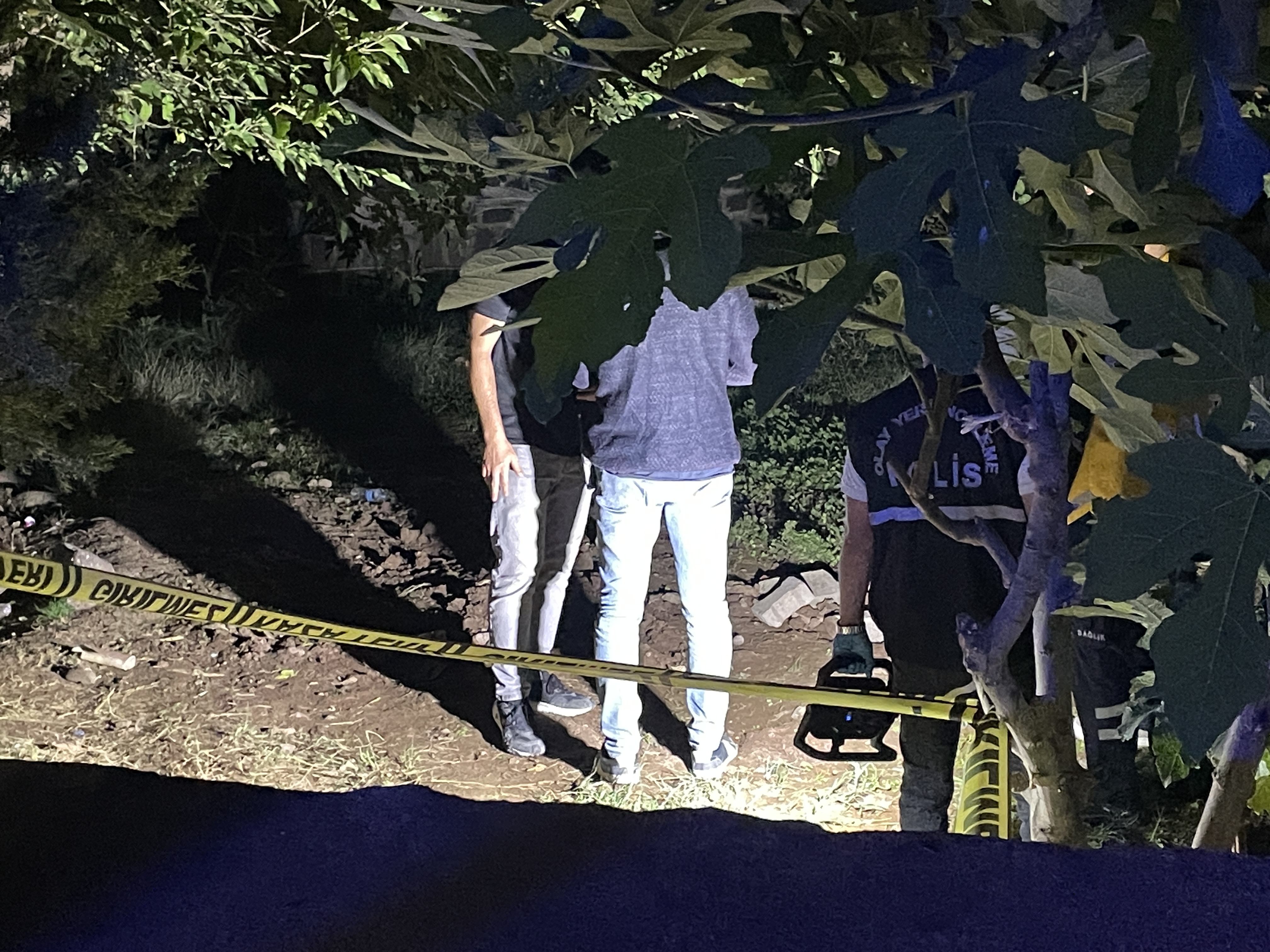 Cami bahçesine gömülmüş bebek cesedi bulundu