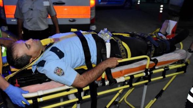 UYGULAMA NOKTASINDA OTOMOBİL ÇARPAN POLİS YARALANDI