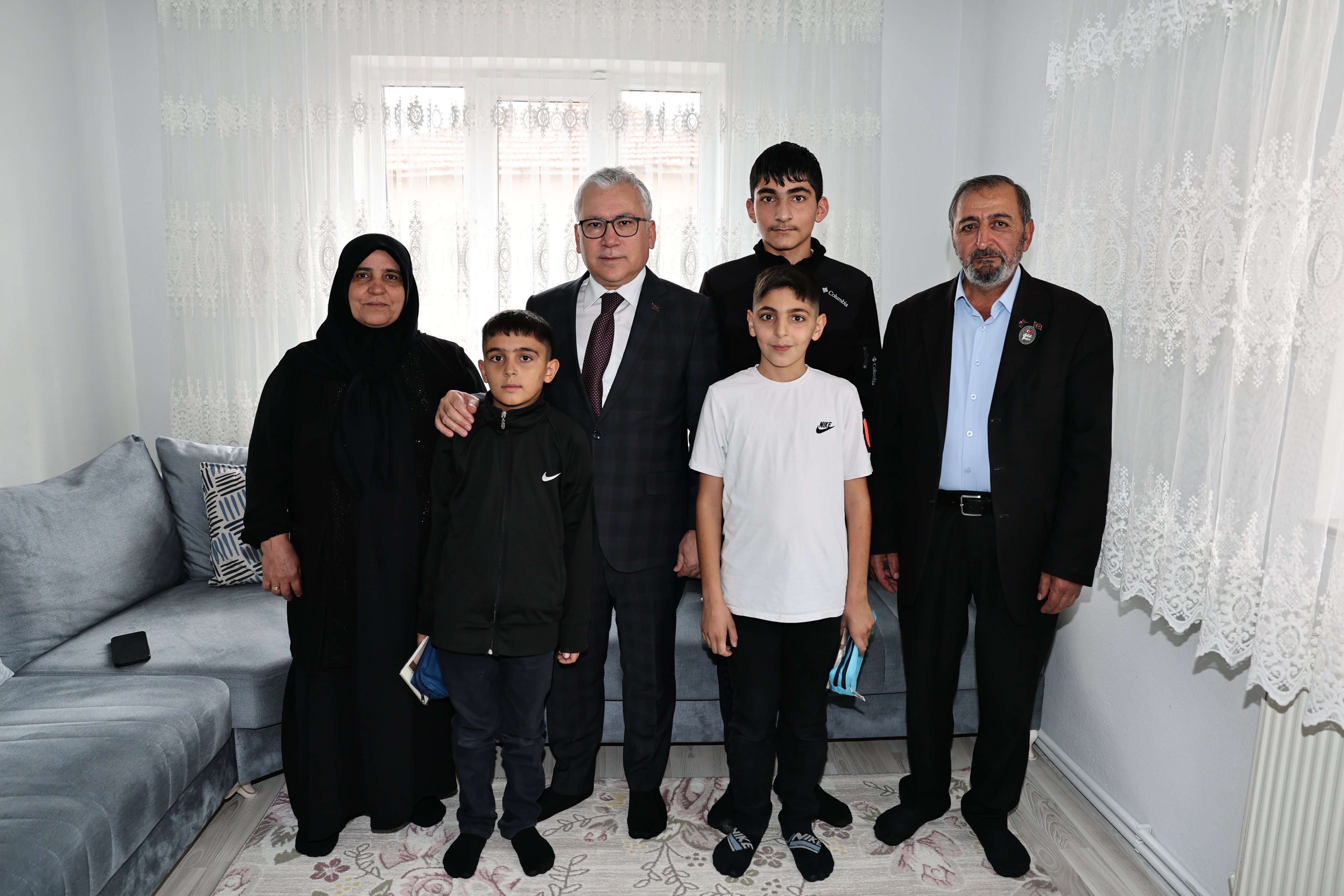 Sivas Valisi, Otobüste Hakarete Uğrayan Şehit Babasını Evinde Ziyaret Etti