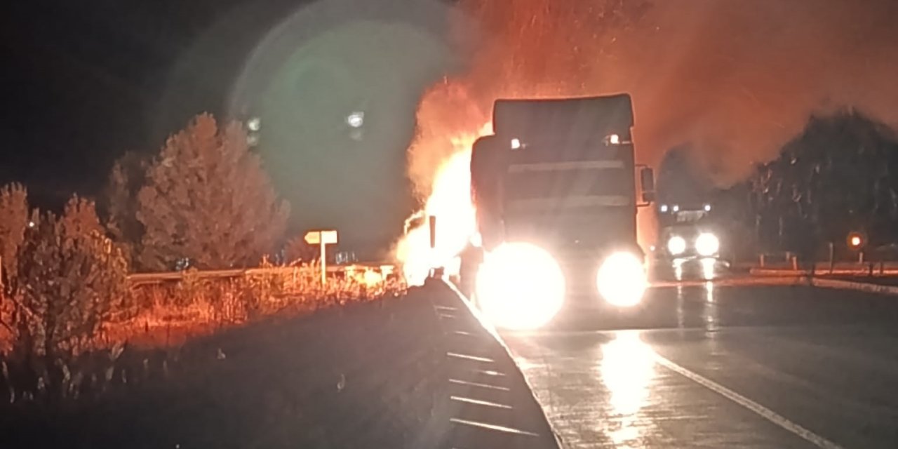 Sivas'ta saman balyası yüklü TIR'da yangın