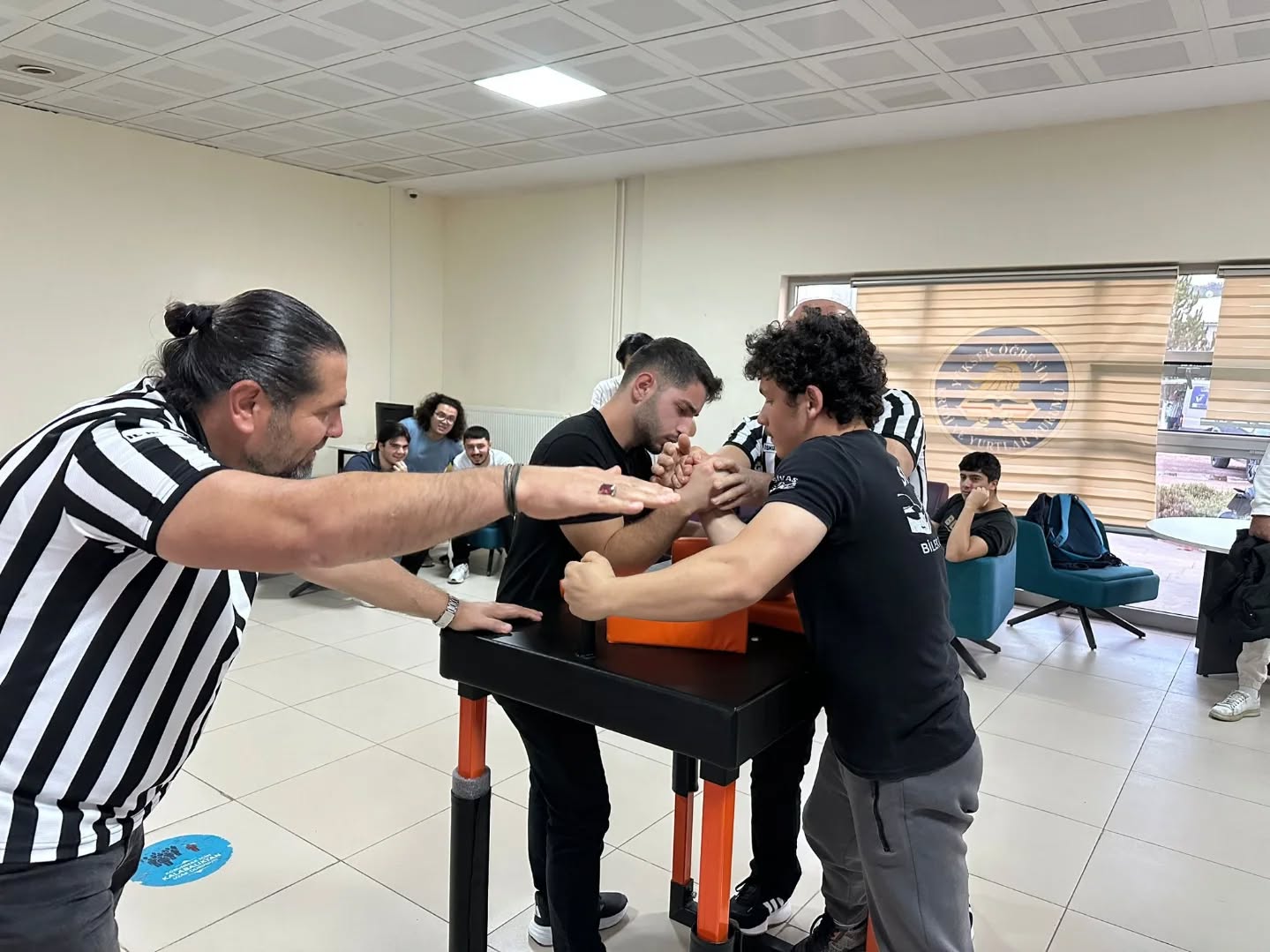 Sivaslı gençler bilek güreşiyle Cumhuriyet’i kutladı