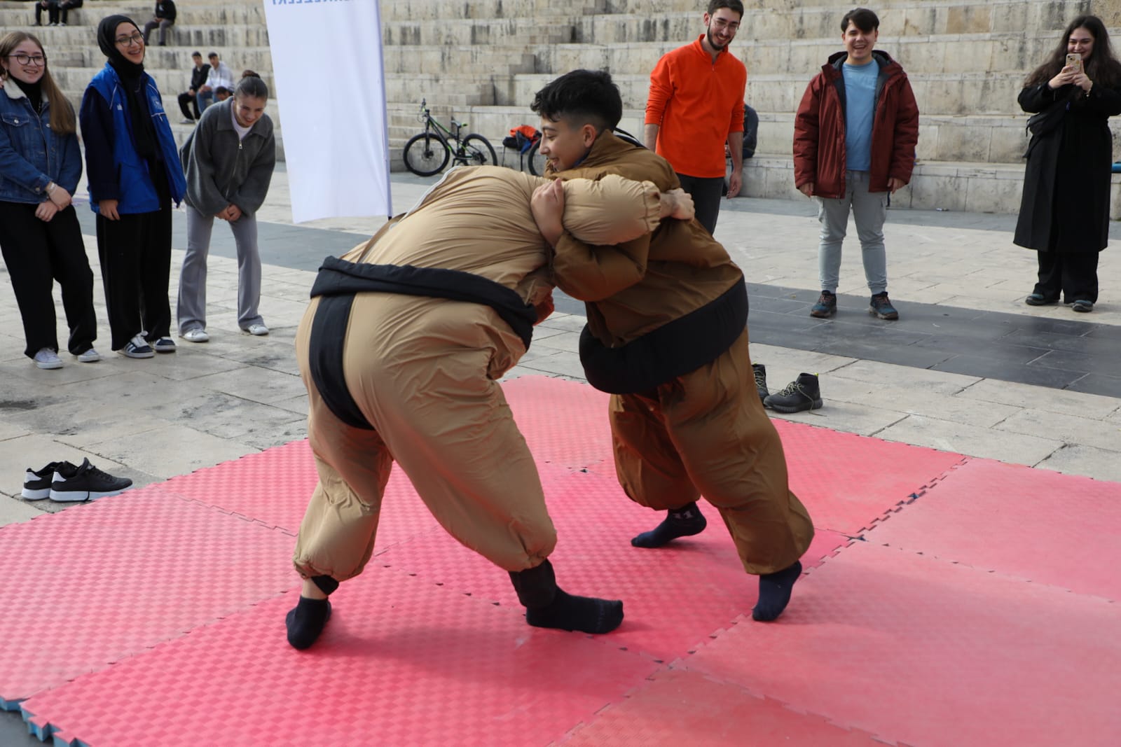 Sivas’ta gençlik sporla buluştu, renkli görüntüler oluştu